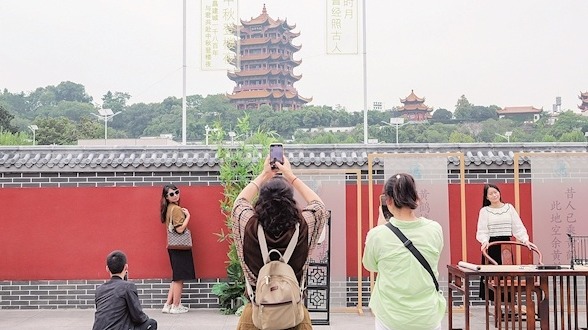 红墙添诗意